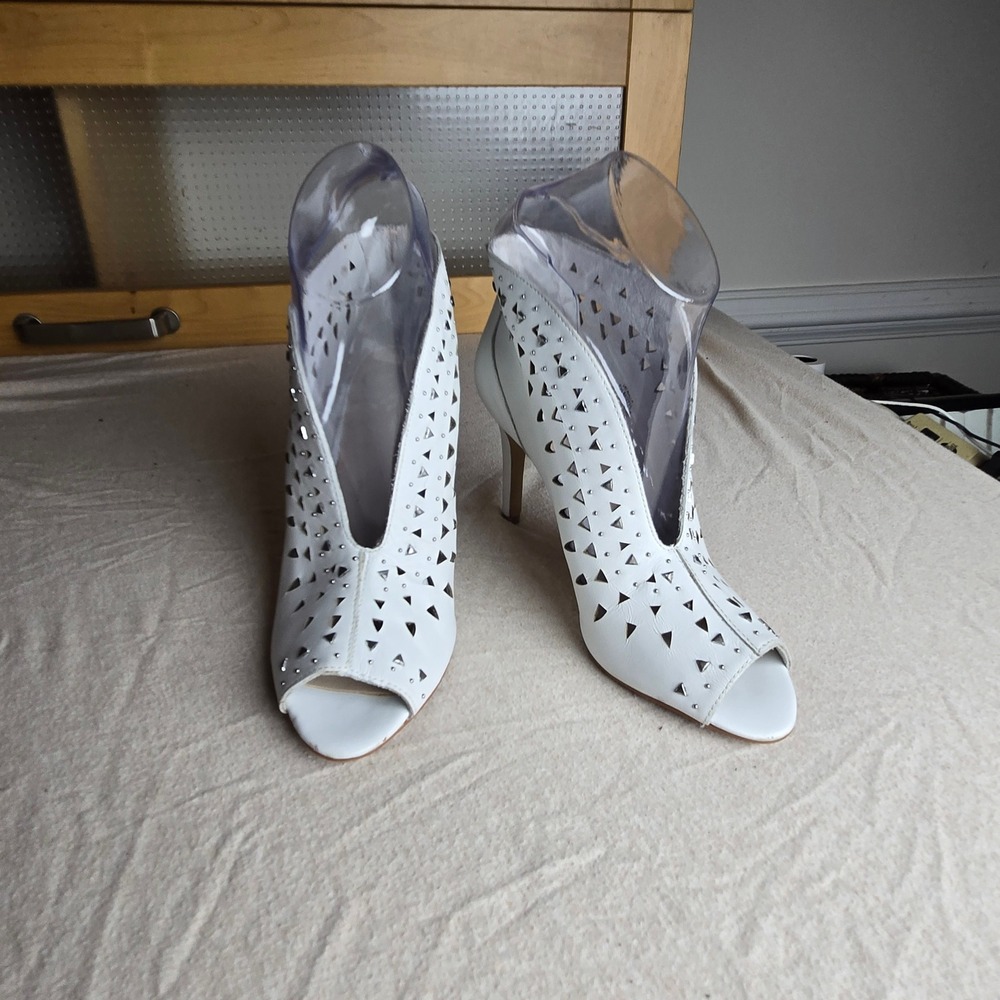 Vince Camuto Ralla Heeled Booties Women 7.5 White Good Studded Laser Cut Leather